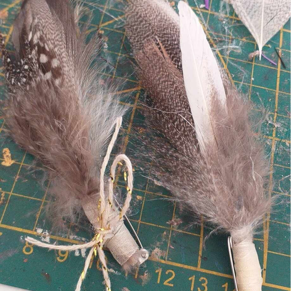 Boutonnière en plume