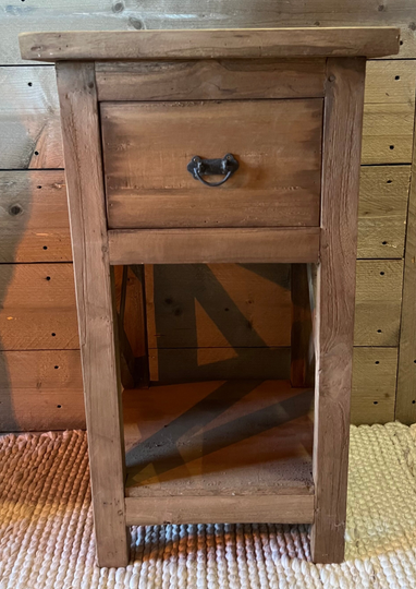 Oudhouten tafeltje met 1 lade