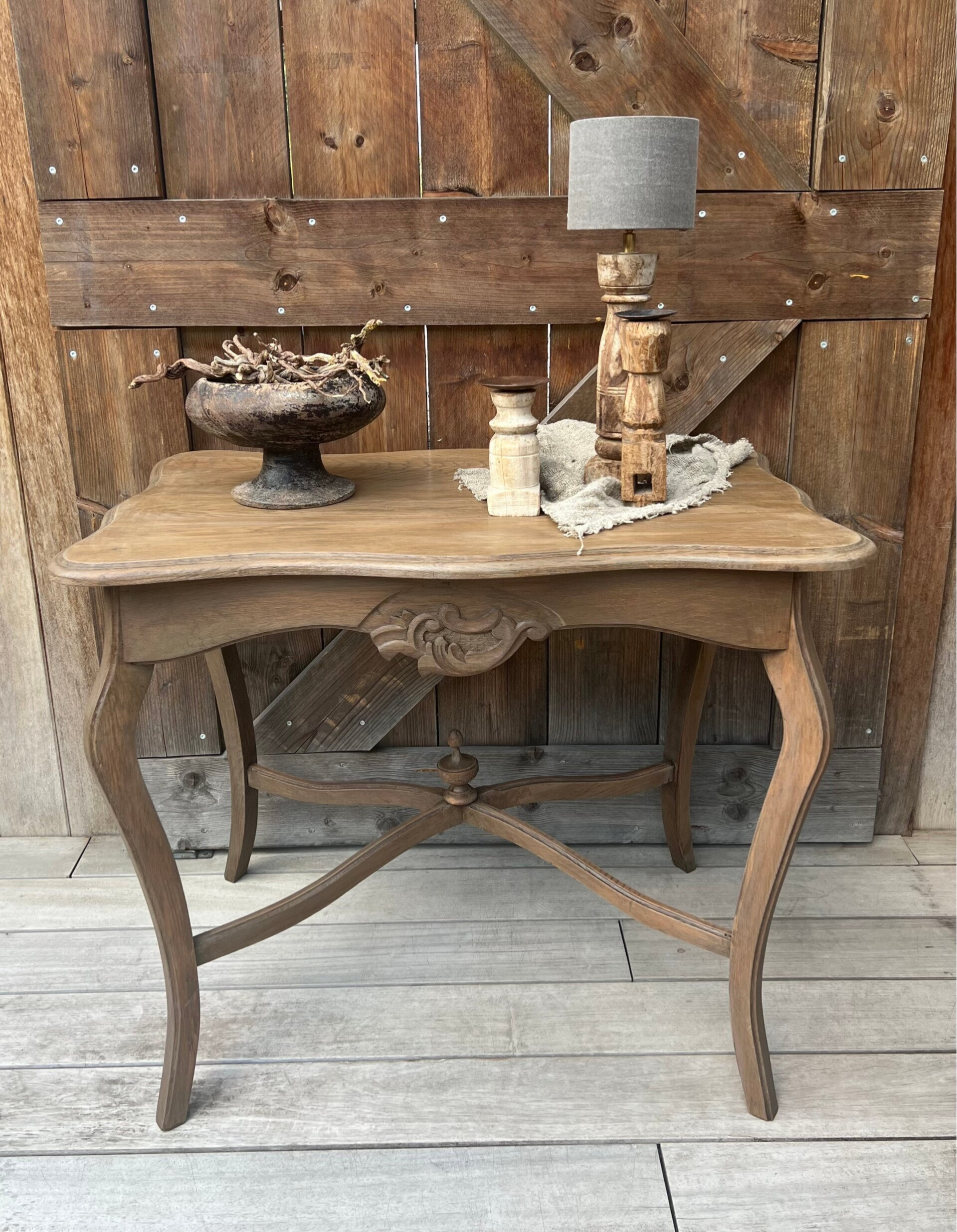 Oudhouten antiek bijzettafeltje