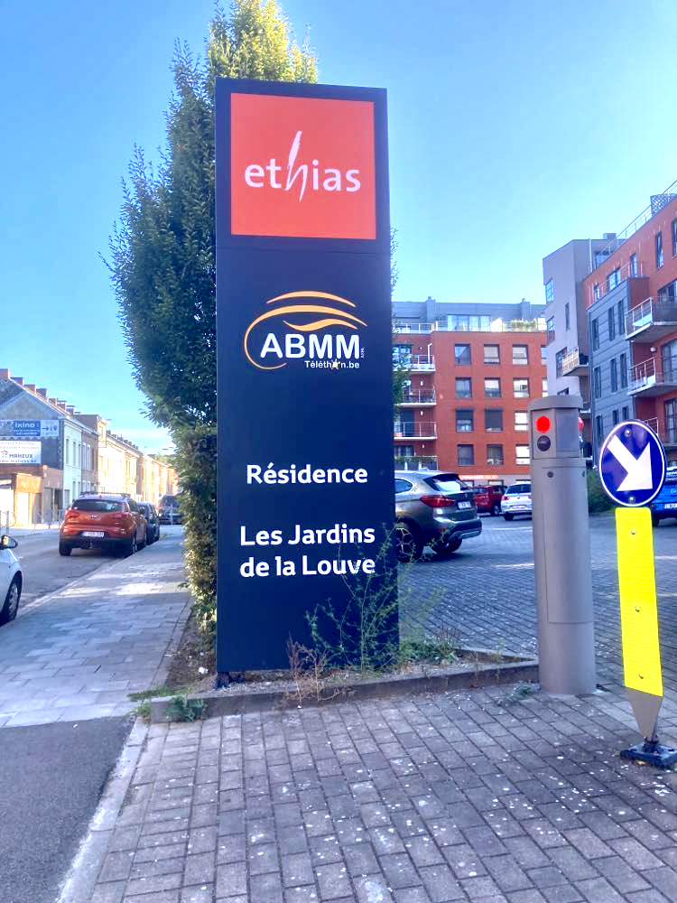 Totem placé à l'entrée du parking avec notre logo