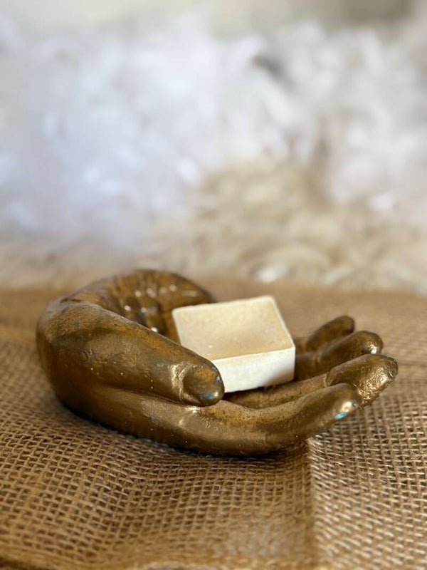 Handje en amberblokje