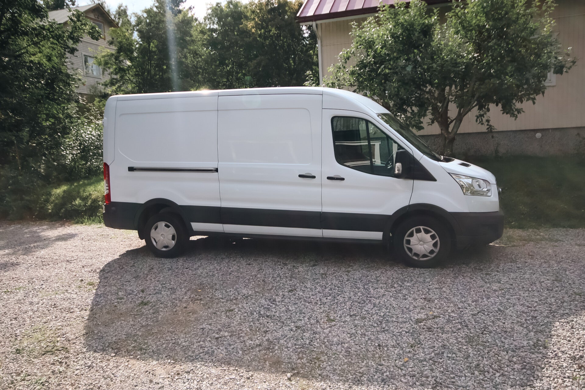 MuuttoKärpän Ford Transit Custom L2H2 -pakettiauto