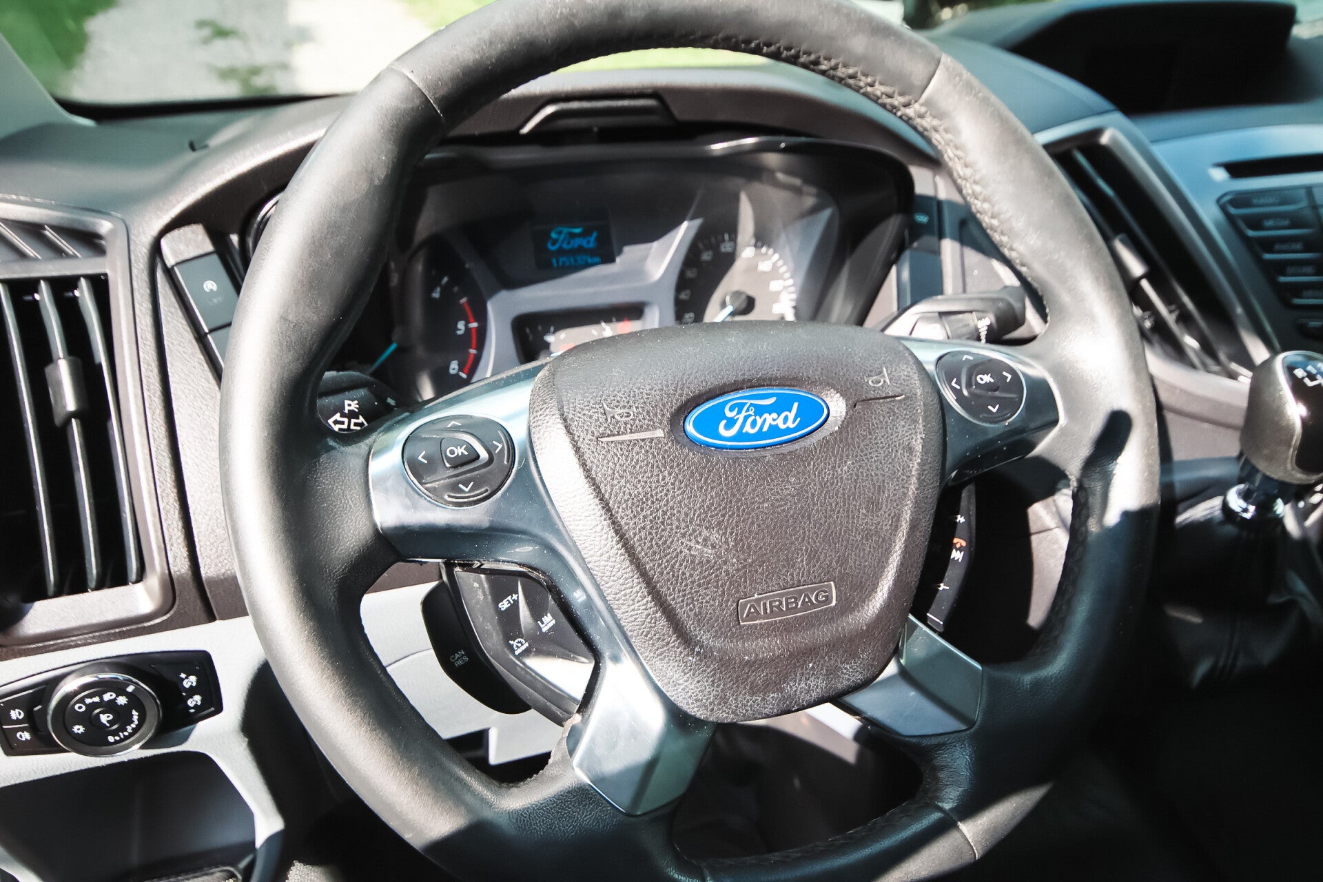 Ford Transit Customin ohjaamo ja varustelu