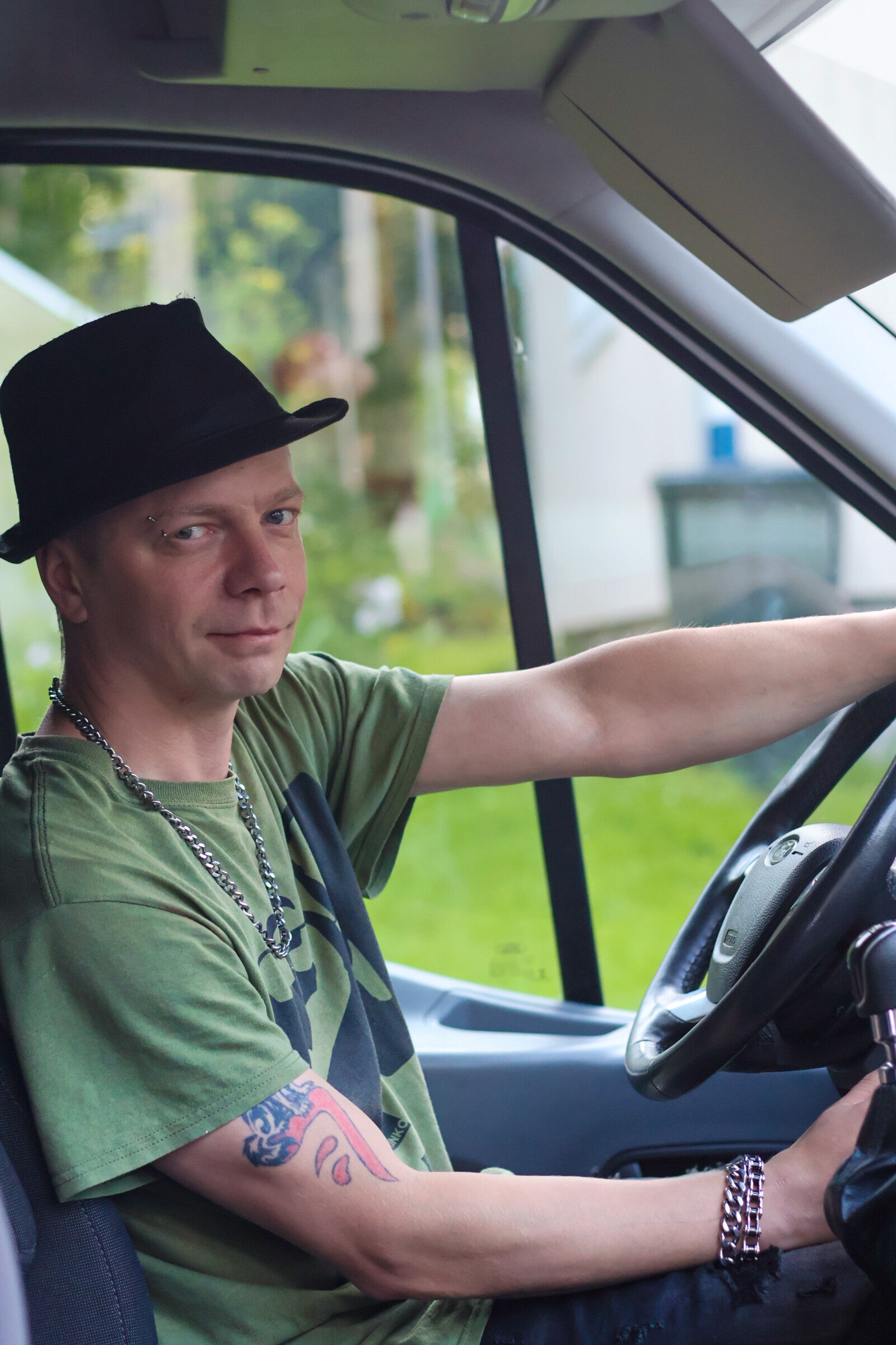 MuuttoKärpän kuljettaja pakettiautossa
