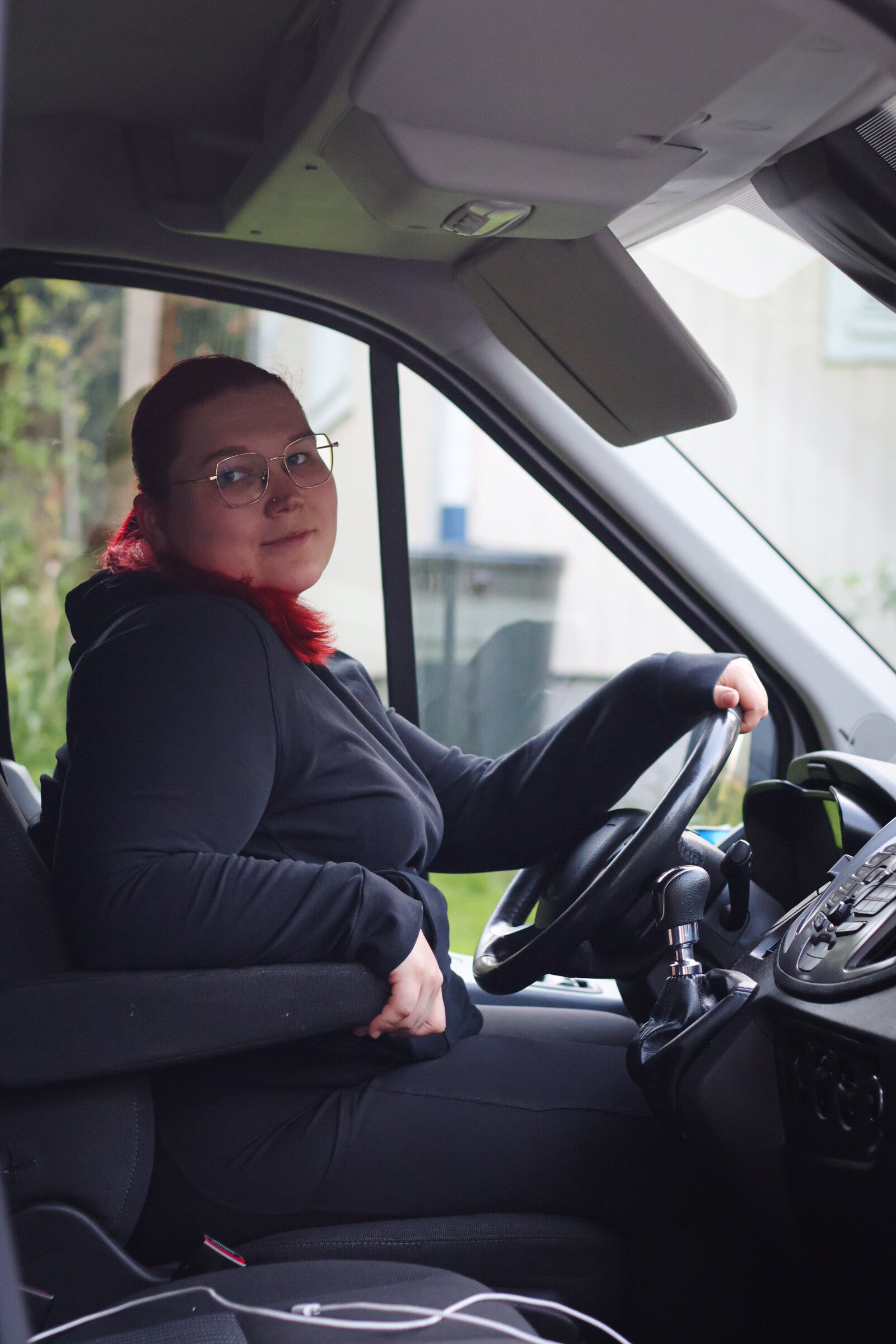 MuuttoKärpän yrittäjä Kirsti pakettiauton ohjaamossa