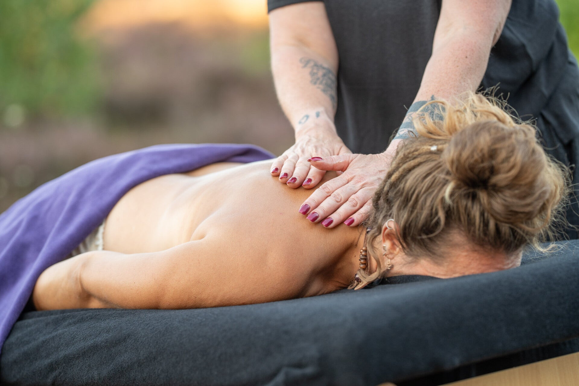 Ontspannende massagebehandeling op de tafel