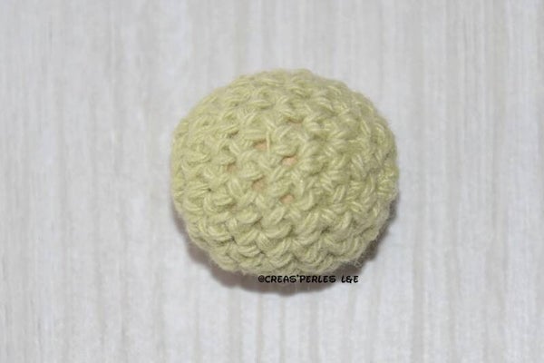 Boule en crochet vert pale 20mm