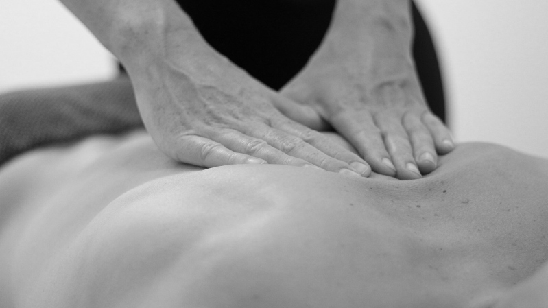 Alles-in-één sessie: Opties zoals soft SM, BDSM-elementen, speeltjes, poppers, energiewerk en prostaatmassage zijn volledig inbegrepen in de sessieprijs.
