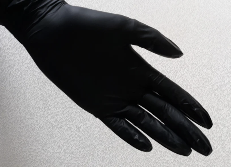 Tijdens de massages wordt gebruik gemaakt van handschoenen, zwart, dun en vinyl i.v.m. latex allergie. Deze voelen zijdezacht aan en in combinatie met massageolie een uitstekende combinatie voor de massage. 