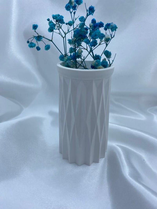 Geometrische Vase aus Keramikgießmasse