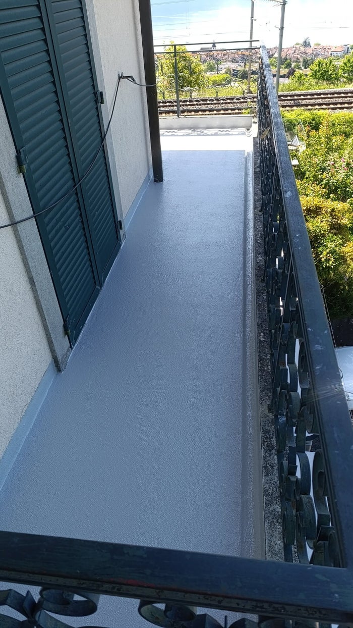 Balcon en résine, finition unie