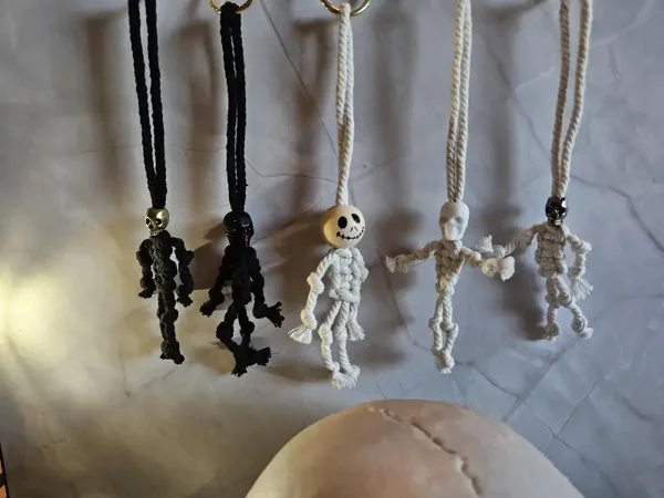 Skeleton Keychain - Macramé