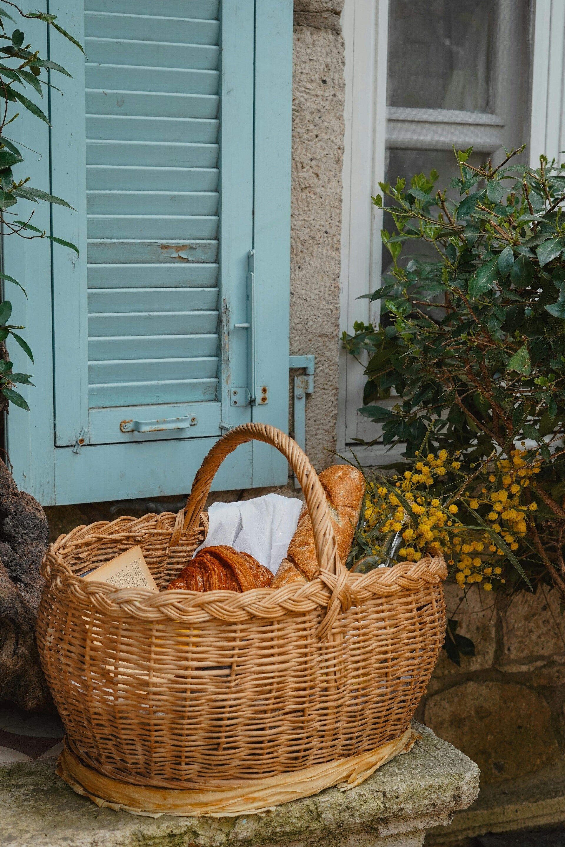 croissants en stokbrood ontbijt aan tafel bij Chambres d'Hôtes Arara