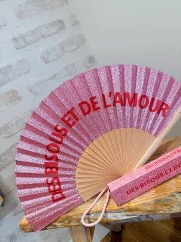 Éventail à paillettes avec cordon "DES BISOUS ET DE L'AMOUR"