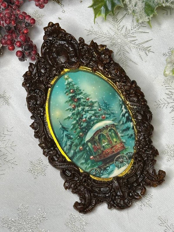 Circular Gingerbread Framed Painting