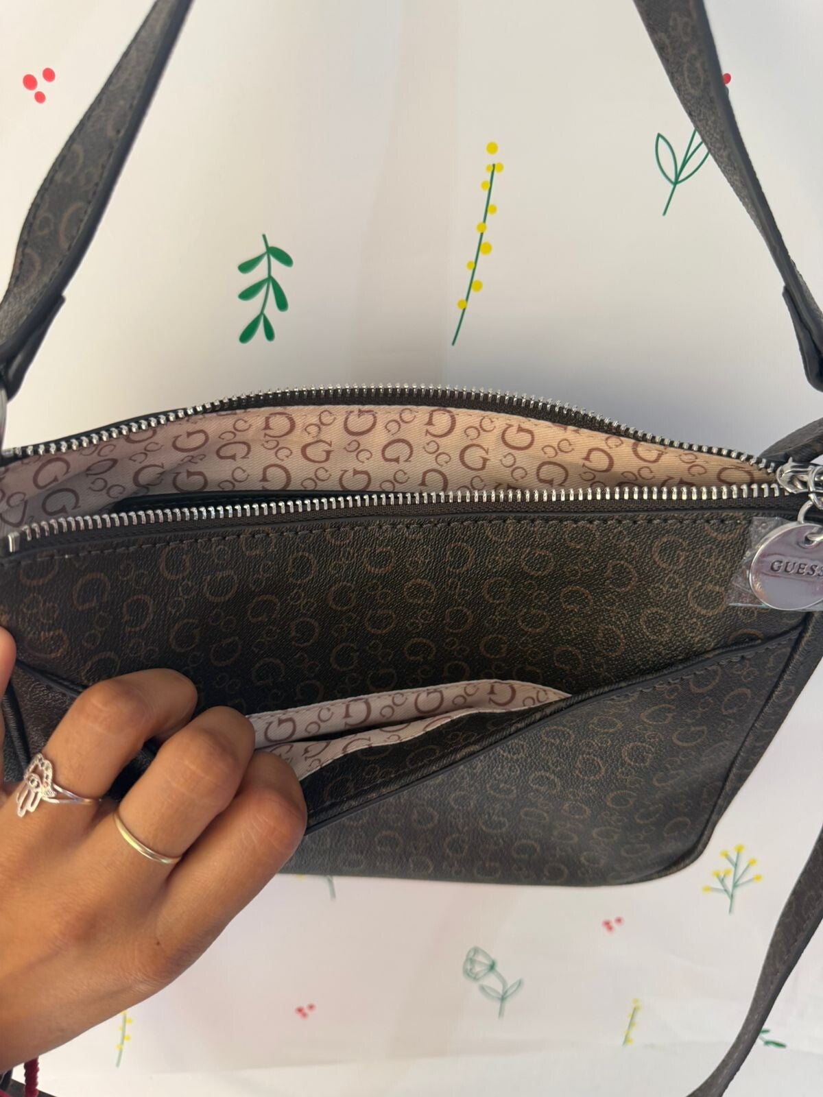Bolso de hombro Guess