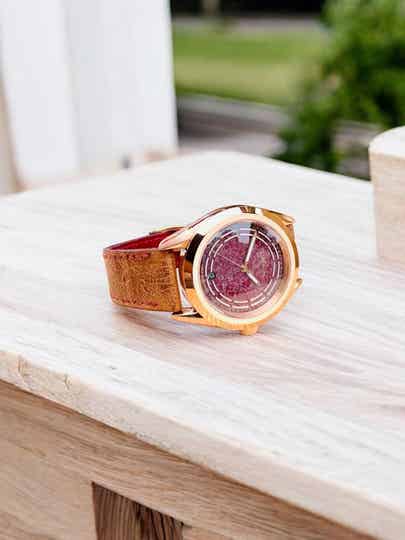 M.M01 - Date - Luxury Sweet 39mm - Strawberry Quartz Dial - Bracelet cuir d'autruche vieilli -  Limited Edition of 50 pieces