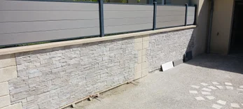 Mur en travaux à Port‑de‑Piles rénové par KH Rénovation & Construction – Maçonnerie, réparation et amélioration de l’habitat.