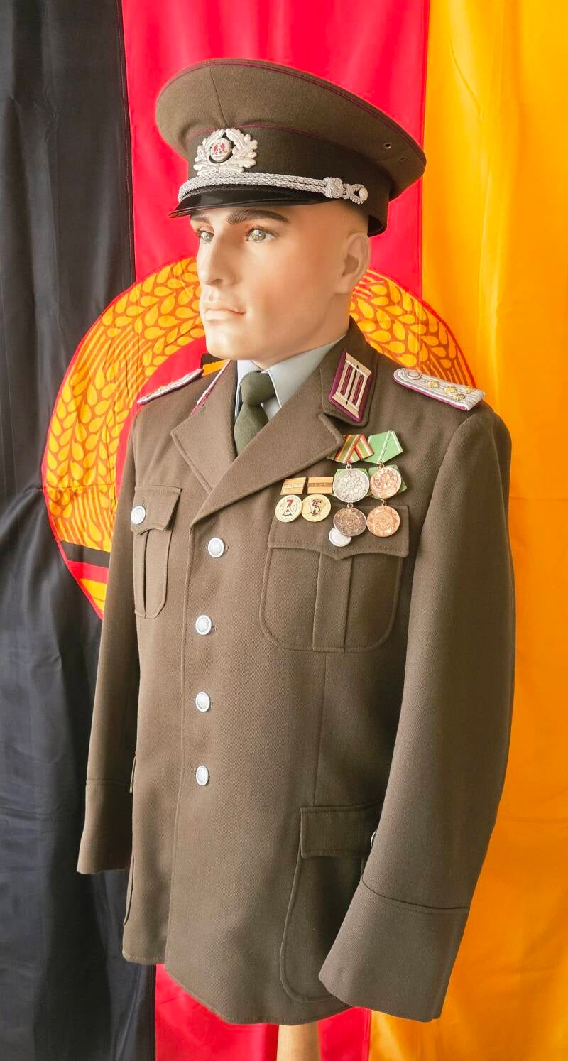 Dienstuniform Hauptmann Luftschutz DDR Mitte Ende 1960er Uniform LS Offizier Dienstanzug Rangabzeichen Sammlerstück Air defense officer service uniform GDR East Germany uniform