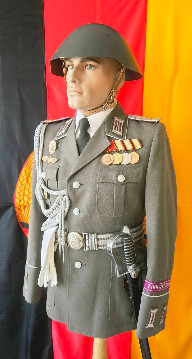 Paradeuniform Hauptmann Zivilverteidigung Ehrenformation Fahnenkommando DDR Uniform ZV Offizier Paradeanzug Helm Säbel Sammlerstück Civil Defense parade uniform captain GDR East Germany honor guard