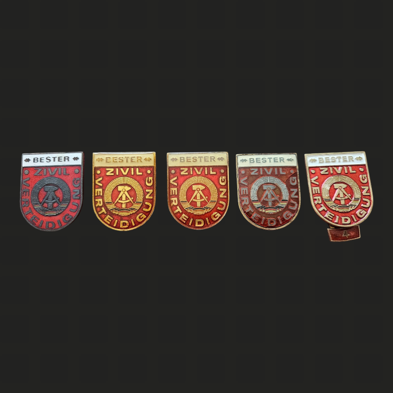 Bestenabzeichen Zivilverteidigung Varianten DDR Abzeichen ZV Leistungsabzeichen Auszeichnung Sammlerstück Civil Defense proficiency badge GDR East Germany award
