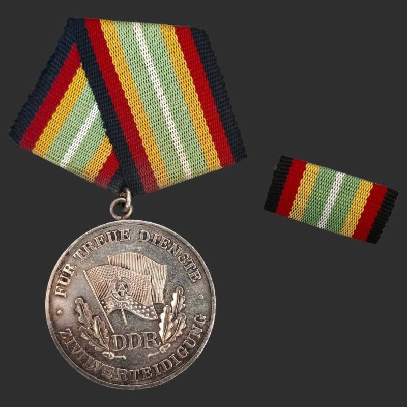 Medaille Treue Dienste Zivilverteidigung Silber 10 Jahre DDR Auszeichnung ZV Dienstzeit Medaille Orden Ehrung Sammlerstück Civil Defense long service medal silver GDR East Germany award