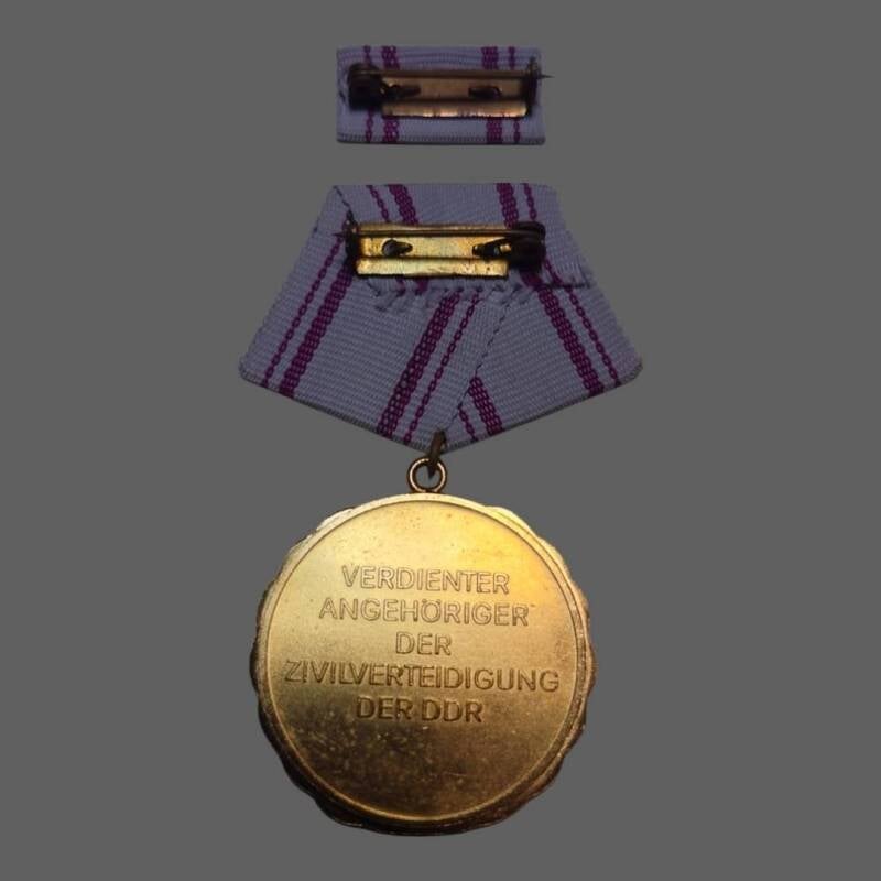 Medaille Verdienter Angehöriger Zivilverteidigung DDR Auszeichnung ZV Medaille Ehrentitel Verdienstmedaille Orden Sammlerstück Civil Defense medal GDR East Germany award