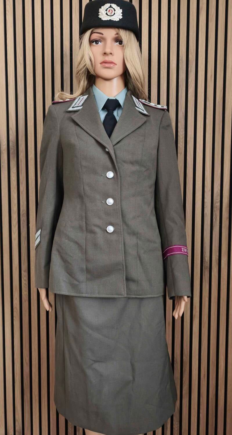 Dienstuniform Oberfeldwebel Zivilverteidigung DDR 1977 1978 weiblicher Berufsunteroffizier Uniform Dienstanzug Kammgarn steingrau malinofarbene Effekten Rangabzeichen Sammlerstück female Civil Defense uniform GDR East Germany NCO uniform