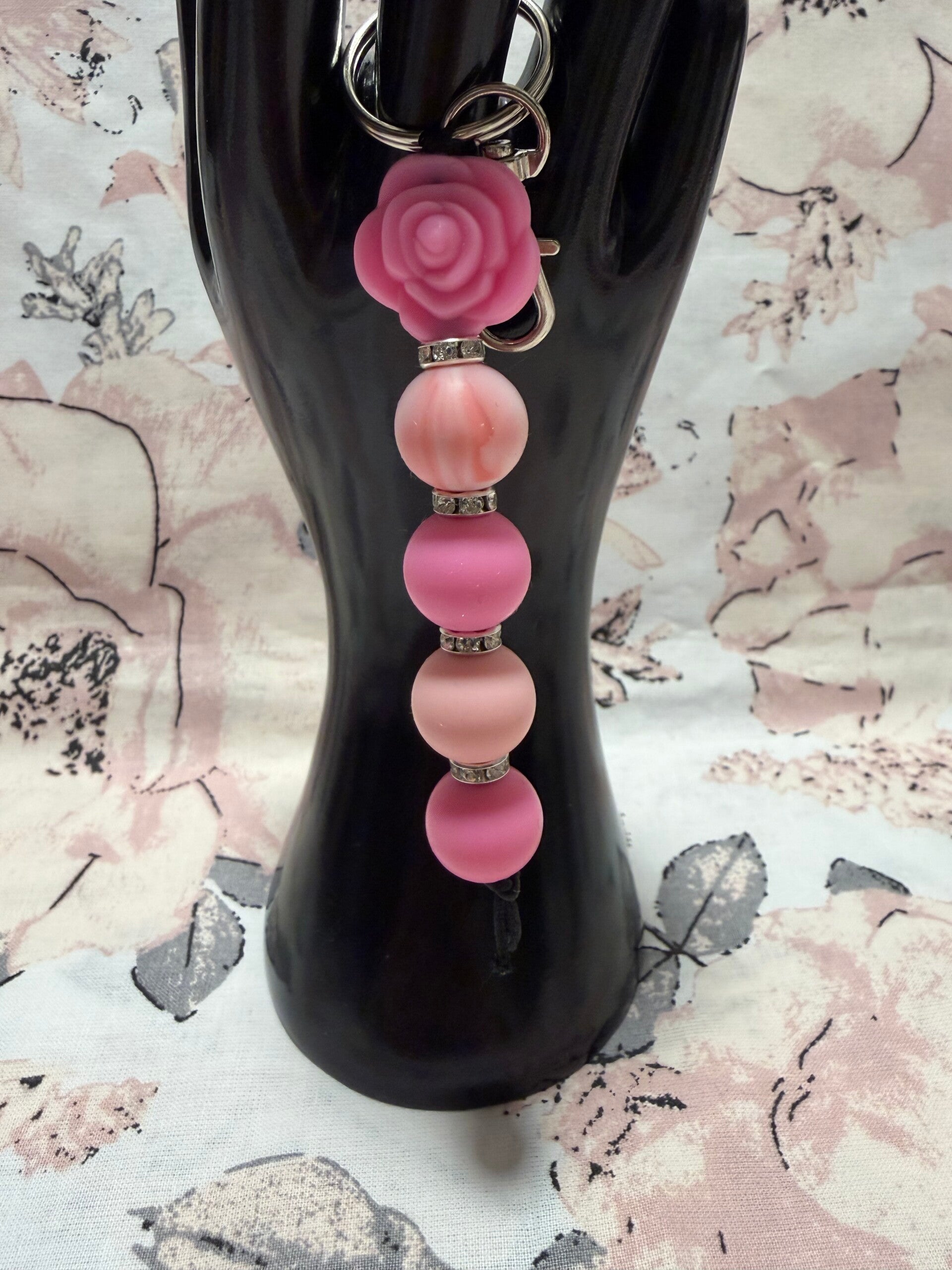 Schlüsselanhänger aus Silikonperlen (Rose)
