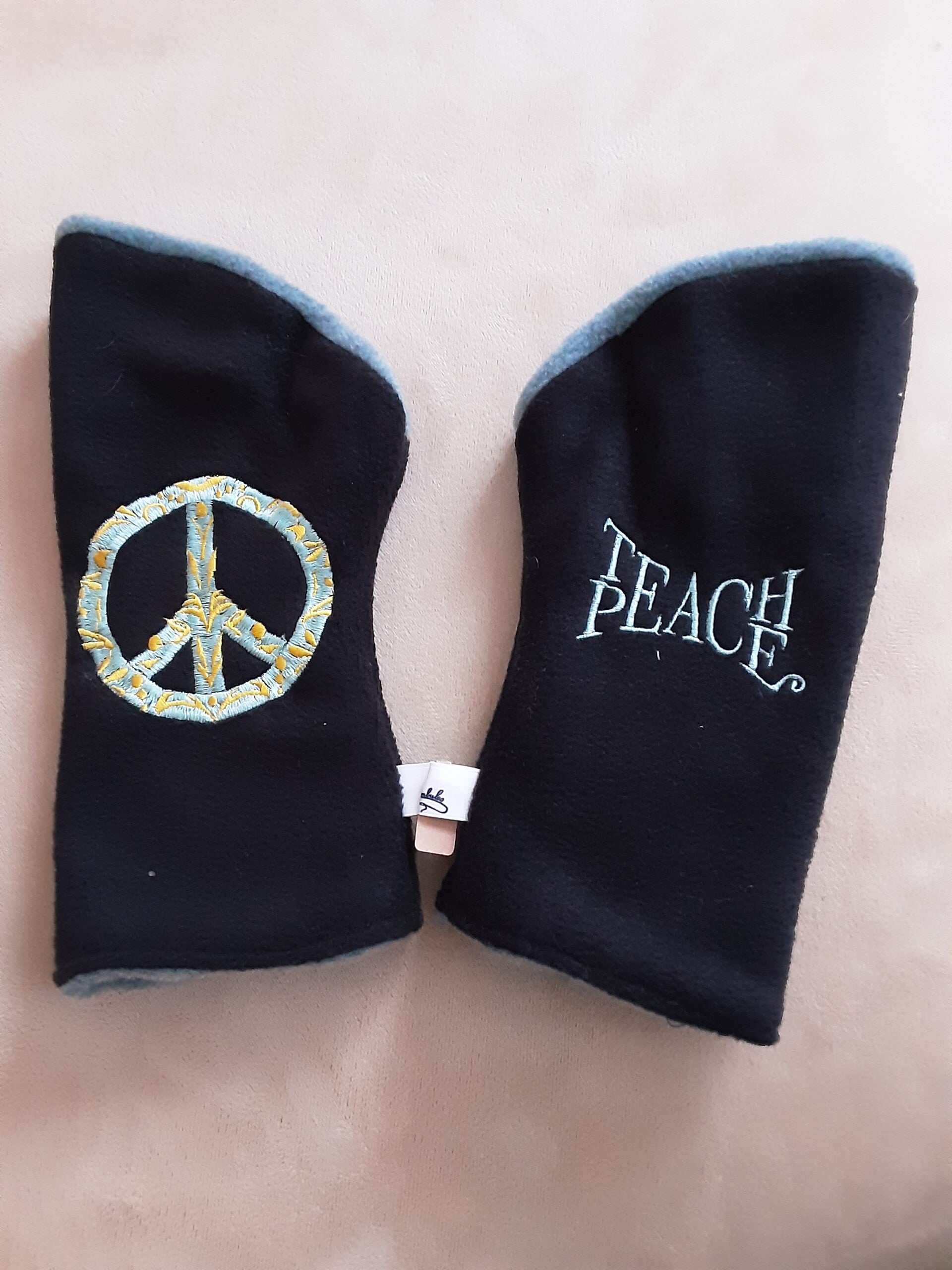 Teach peace      en noir, vert amande et jaune vif