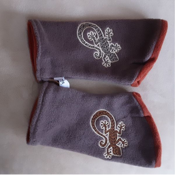 Il y a des lézards en marron clair, beige et crème