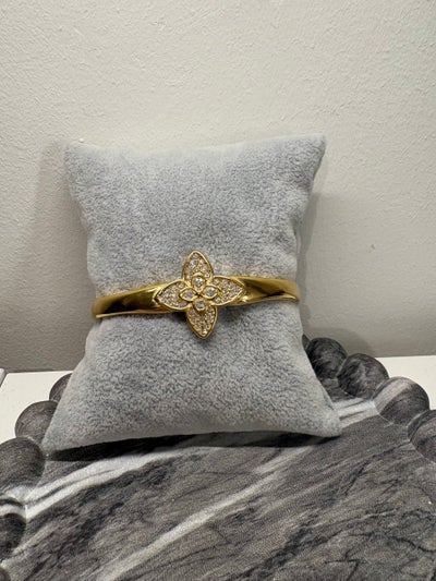 Gouden bangle met een klaver