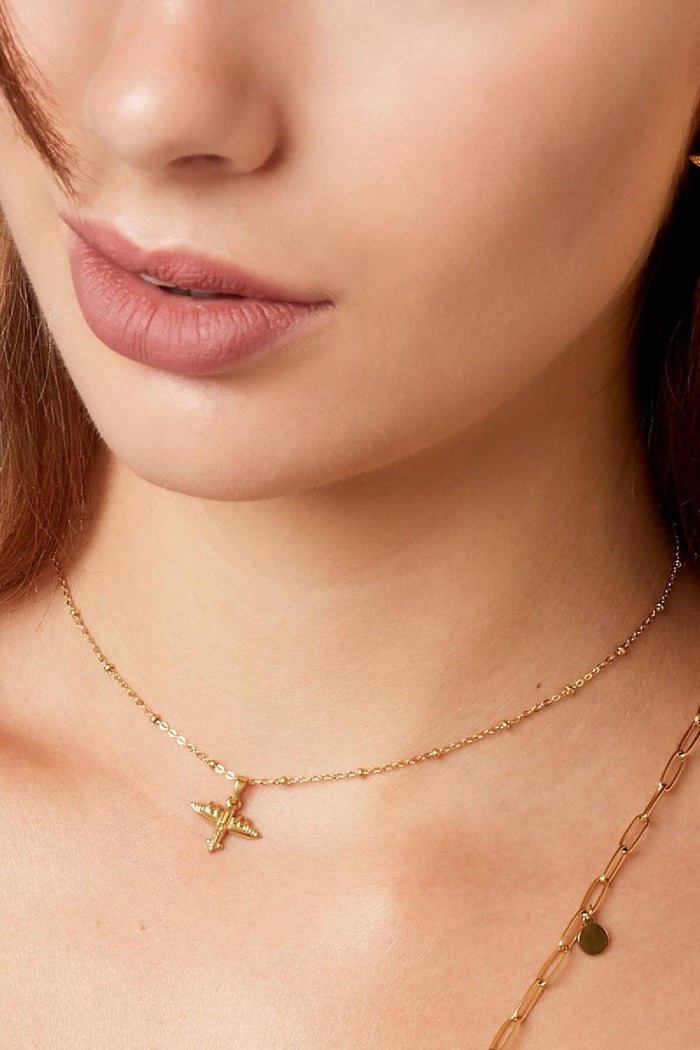 Fijne gouden ketting met een hangertje om de hals