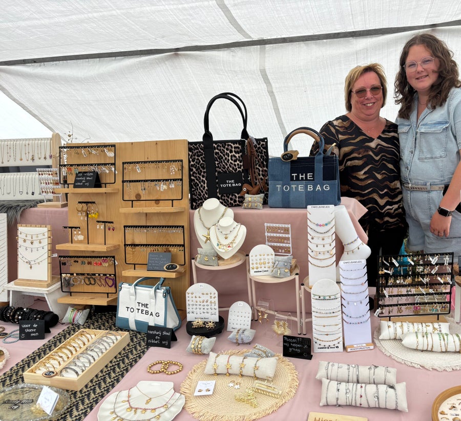 Twee vrouwen achter de kraam van Beauty With Evy, vol sieraden en tassen
