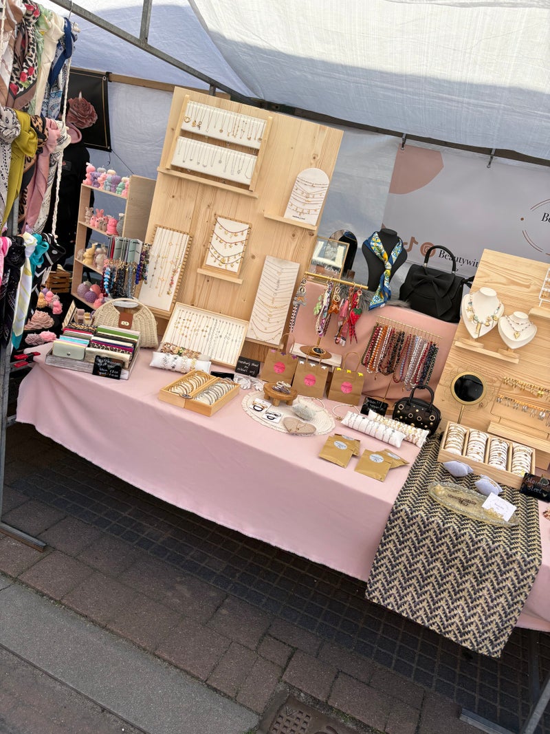 De marktkraam van Beauty With Evy met sieraden op een roze tafelkleed