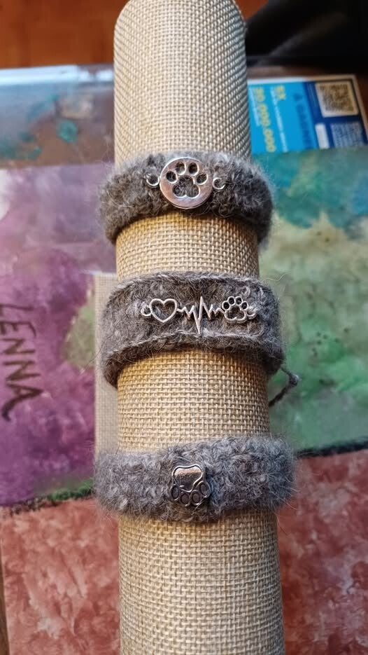 bracelet en poils de chien