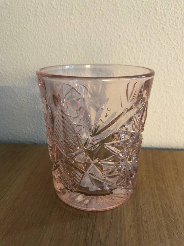 Waterglazen in verschillende kleuren