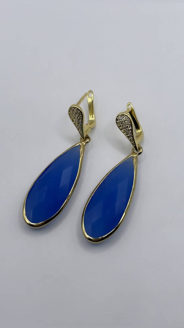 Melkblauwd druppels glas