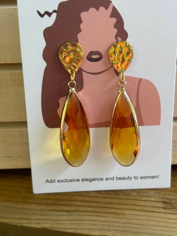 Mosterdgele druppels glas