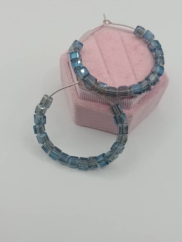 Hoops blauwe glasblokjes