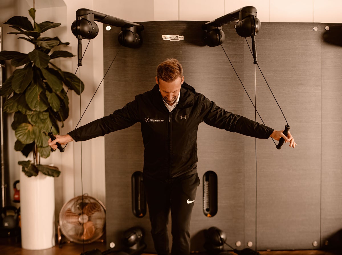 Training im Fitnessstudio Kinesiolounge Salzburg: Seilzugübung mit Mag. Florian Hofer