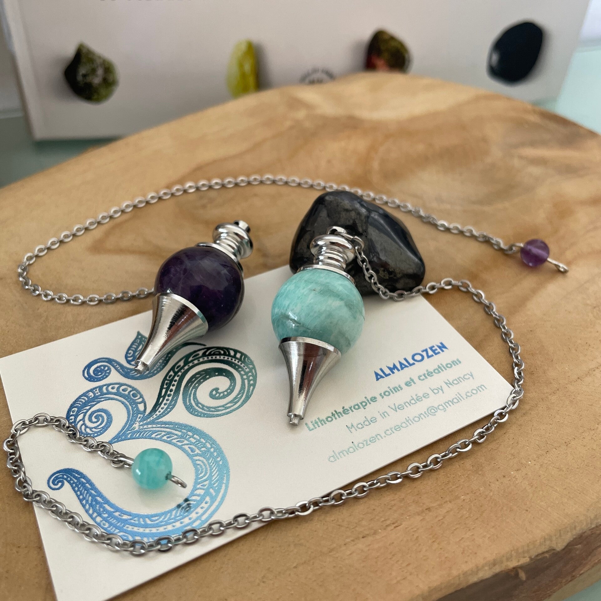 Pendule forme de goutte pierre au choix