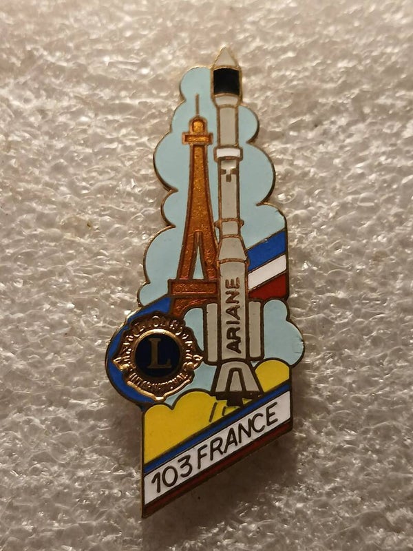 Pin's Lions Club 103 France - Tour Eiffel - Fusée Ariane