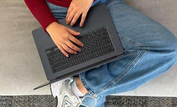 handen typen op de laptop, ghostwriter is niet zichtbaar