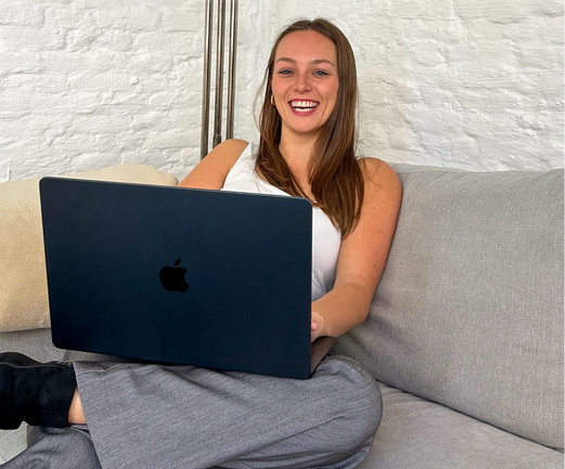 Copywriting met laptop voor gezicht