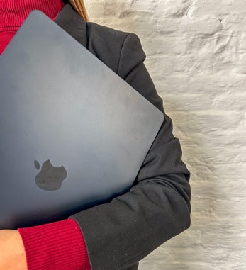 detailfoto van een laptop en arm van de copywriter