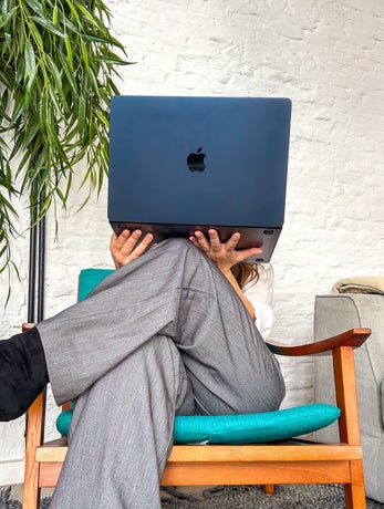 Copywriting met laptop voor gezicht