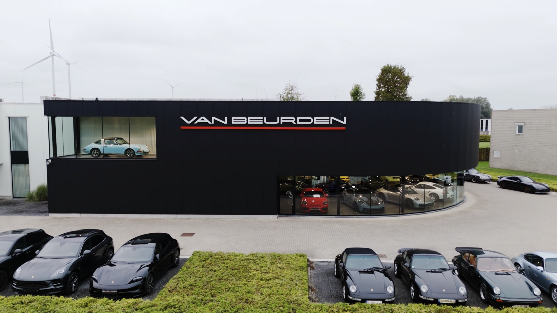 Bmw rijd onder bloesem boemen 