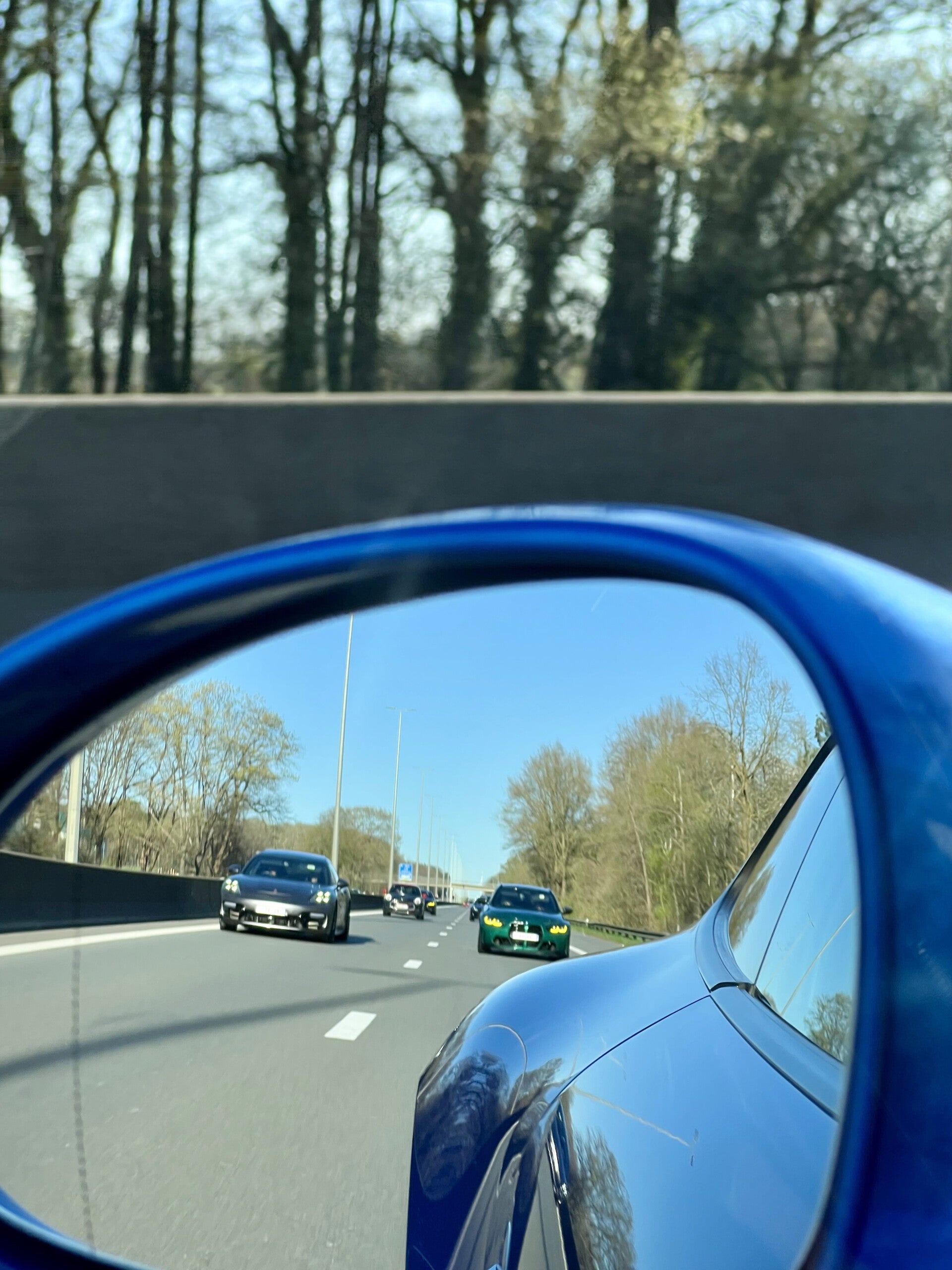 sportwagen op autosnelweg