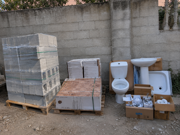 Caseta de Obra en Bloque Alicatada – Baño Completo para Finca